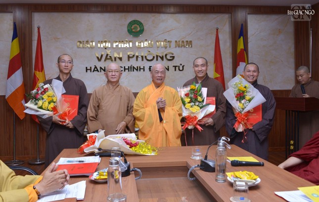 Trao quyết định đến các vị Trợ lý Văn phòng II Ban Pháp chế T.Ư