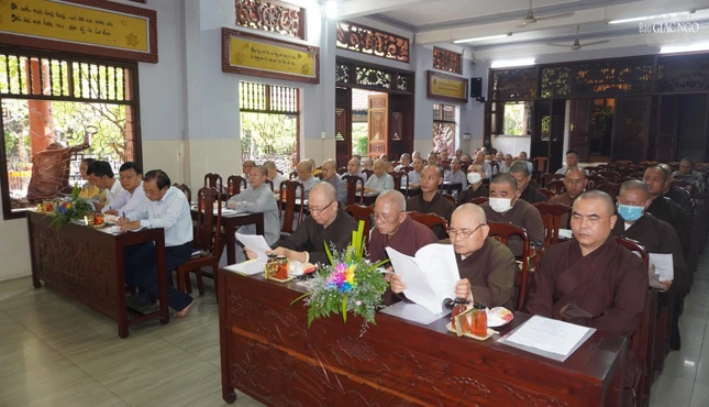 Chư tôn đức và chính quyền tham dự