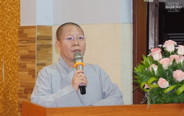 Ni sư Thích nữ Huệ Khánh, Phó ban kiêm Chánh Thư ký Ban Trị sự GHPGVN Q.12 đọc dự thảo kế hoạch tổ chức Phật đản và An cư kiết hạ Ni sư Thích nữ Huệ Khánh, Phó ban kiêm Chánh Thư ký Ban Trị sự GHPGVN Q.12 đọc dự thảo kế hoạch tổ chức Phật đản và An cư kiết hạ