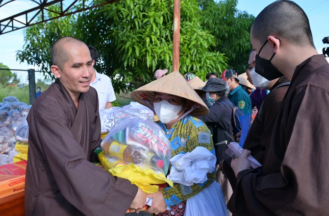 Thượng tọa Thích Minh Trí trao tặng quà đến người dân