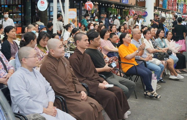 Đông đảo bạn đọc tham dự buổi giao lưu ra mắt sách "Làm mới vườn tâm"