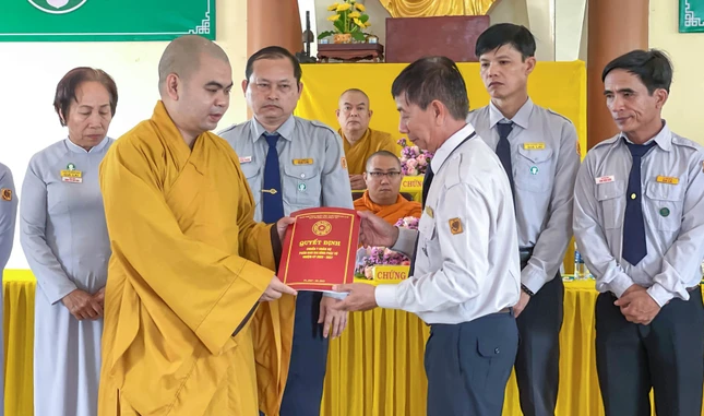 Trao quyết định nhân sự mới đến huynh trưởng Quảng Dự