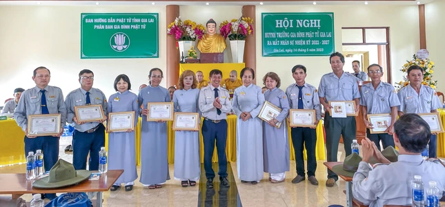 Trao chứng chỉ Vạn Hạnh đến các huynh trưởng