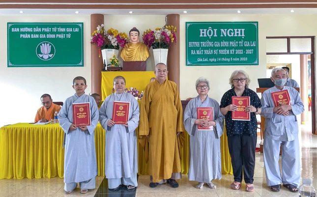 Trao quyết định thành lập Ban Bảo trợ Phân ban Gia đình Phật tử tỉnh Gia Lai