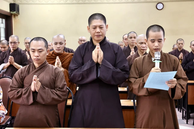 Đại đức Thích Đức Bảo đại diện tập thể học viên nhận học bổng phát biểu cảm tưởng tri ân