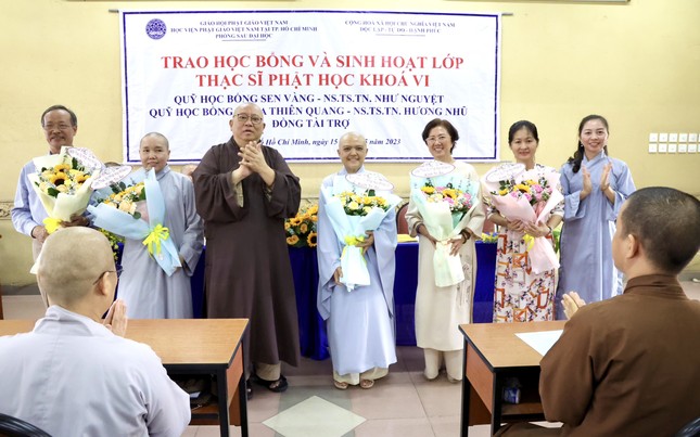 Thượng tọa Thích Đồng Văn tặng hoa tri ân đến đơn vị tài trợ