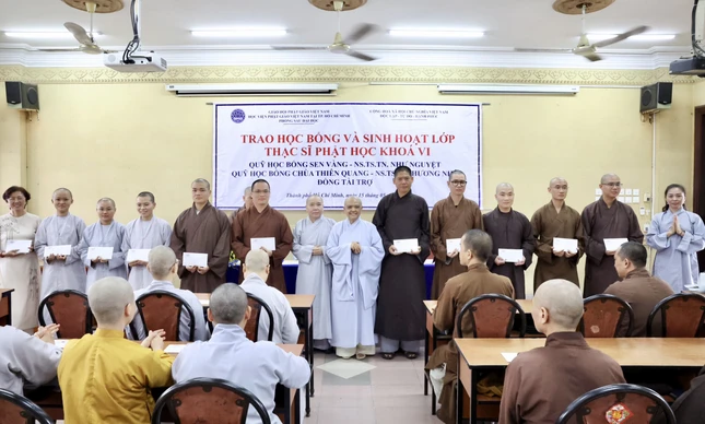Ni sư Thích nữ Như Nguyệt và Ni sư Thích nữ Hương Nhũ trao 42 suất học bổng đến các học viên