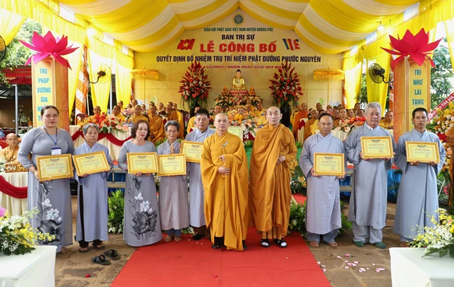 Hòa thượng Thích Giác Tiến và Thượng tọa Thích Trí Nghĩa trao tặng Bằng công đức đến Phật tử