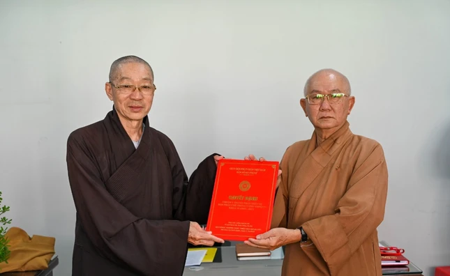 Hòa thượng Thích Hiển Đức trao quyết định đến Hòa thượng Thích Tịnh Thành