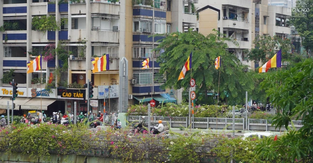 Cờ Phật giáo tung bay trên đường Lê Văn Sỹ