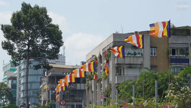 Cờ Phật giáo rộn ràng