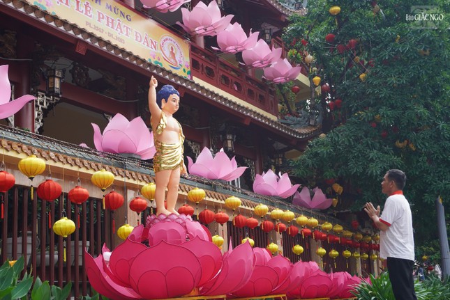 Đảnh lễ Đức Phật đản sinh tại ngôi chùa Pháp Hoa bên bờ kênh Nhiêu Lộc