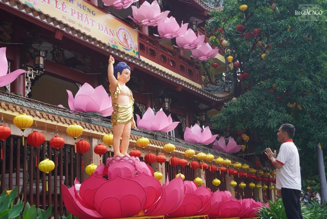 Đảnh lễ Đức Phật đản sinh tại ngôi chùa Pháp Hoa bên bờ kênh Nhiêu Lộc
