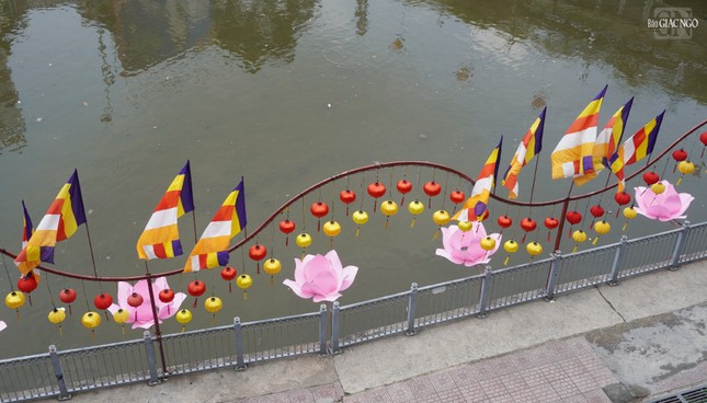 Từ chánh điện chùa Pháp Hoa nhìn ra kênh Nhiêu Lộc