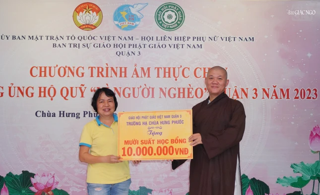 Trường hạ chùa Hưng Phước trao tặng 10 suất học bổng đến học sinh nghèo hiếu học trên địa bàn