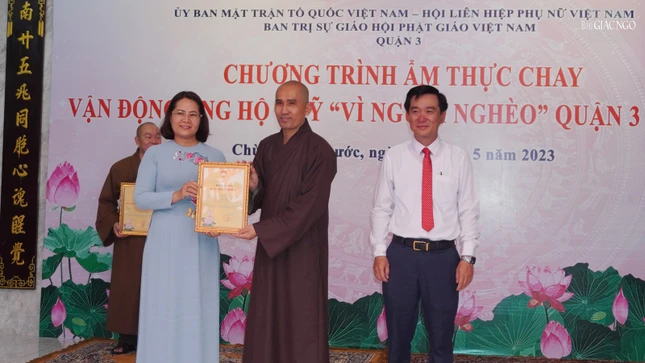 Bà Đoàn Thị Cẩm Tú, Chủ tịch Hội Liên hiệp Phụ nữ quận 3 trao thư cảm ơn đến Thượng tọa Thích Minh Trí, Phó trụ trì chùa Hưng Phước