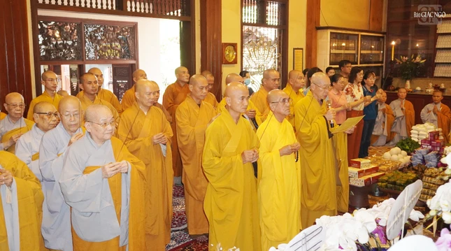 Chư tôn giáo phẩm và đại diện chính quyền tưởng niệm