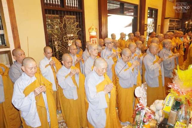 Chư Ni thành kính tưởng niệm Chư Ni thành kính tưởng niệm