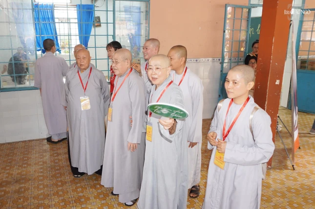 Ni sư Thích nữ Huệ Dâng giới thiệu các khu tổ chức chương trình đến chư Ni trưởng