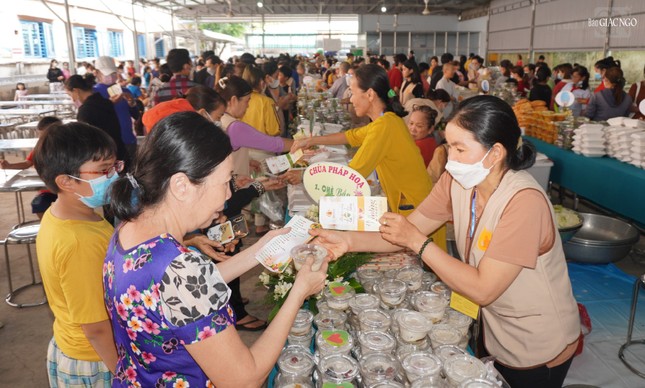 Có trên 20 món chay do chư tôn đức Phật giáo TP.Thủ Đức tài trợ trong chương trình