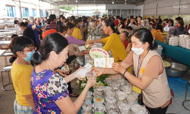 Có trên 20 món chay do chư tôn đức Phật giáo TP.Thủ Đức tài trợ trong chương trình