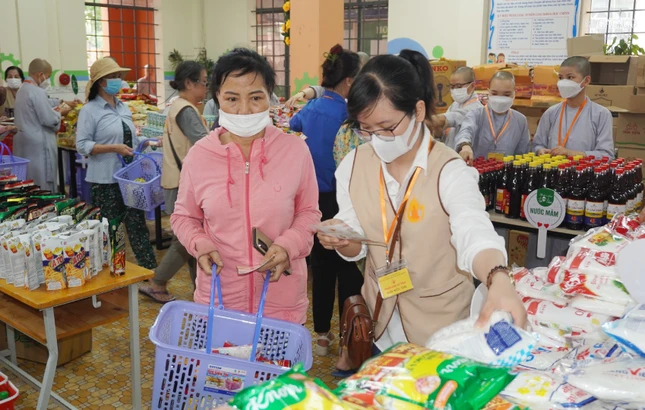 Tình nguyện viên hỗ trợ chọn nhu yếu phẩm