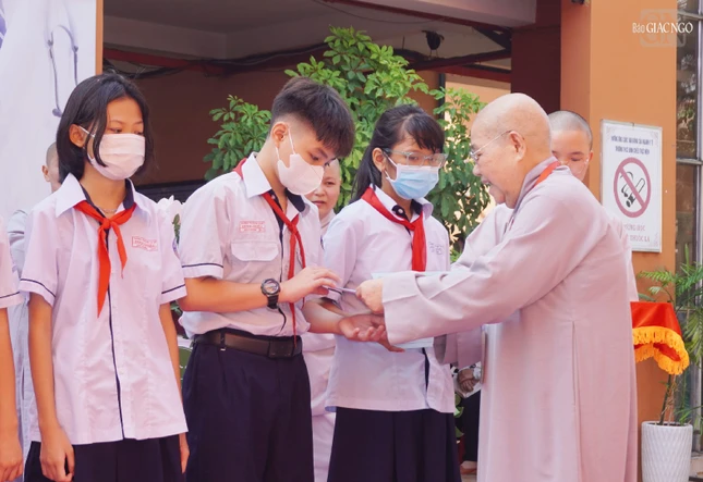 Ni trưởng Thích nữ Từ Nhẫn, Trưởng Phân ban Ni giới TP.HCM trao các suất học bổng đến học sinh