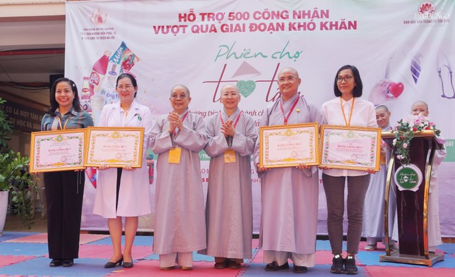 Ni trưởng Thích nữ Nhật Khương, Trưởng Phân ban Ni giới T.Ư trao ghi nhận công đức đến chư Ni và đơn vị tài trợ