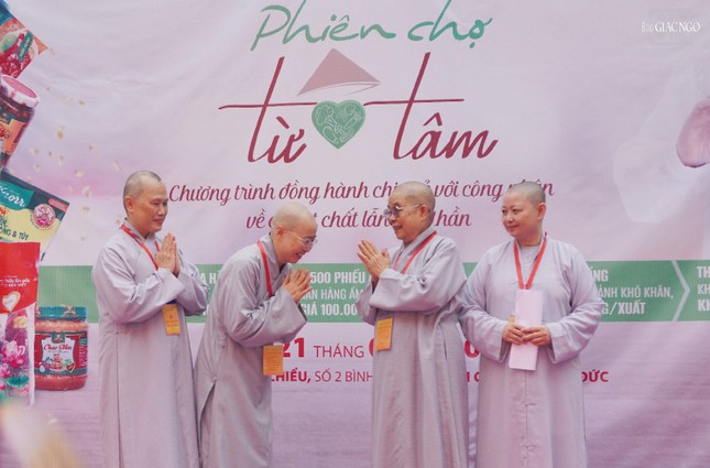 Ni trưởng Thích nữ Nhật Khương trao ủng hộ tịnh tài đến Ban Tổ chức