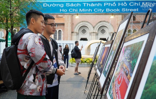 Huy Thông và Trung Tín (sinh viên năm 2 trường Đại học Tôn Đức Thắng) tìm hiểu về Phật giáo qua ảnh triển lãm