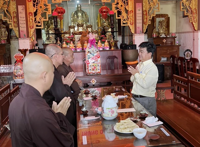 Ông Nguyễn Văn Lượng, Phó Trưởng ban Tôn giáo TP.HCM chúc mừng Phật đản đến Tăng Ni Phật giáo H.Củ Chi