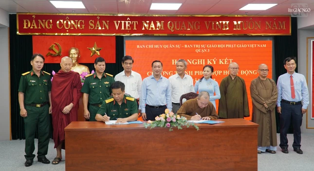 Trung tá Ngô Văn Phương, Chính trị viên Ban Chỉ huy Quân sự Q.3 và Thượng tọa Thích Thiện Bửu, Trưởng ban Trị sự GHPGVN Q.3 ký kết chương trình phối hợp hoạt động năm 2023