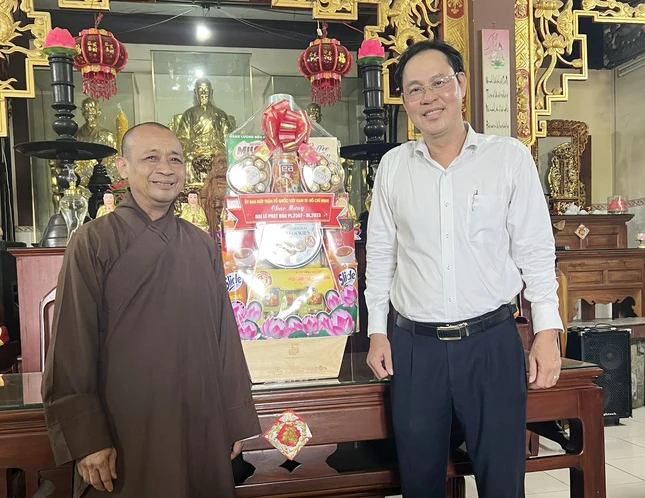 Ủy ban MTTQVN TP.HCM chúc mừng Phật đản