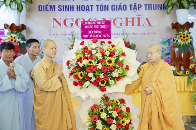Lẵng hoa chúc mừng của Ni trưởng Hiệp Liên, Phó Phân ban Ni giới tỉnh Gia Lai, Trưởng ban Quản sự Ni giới Giáo đoàn III