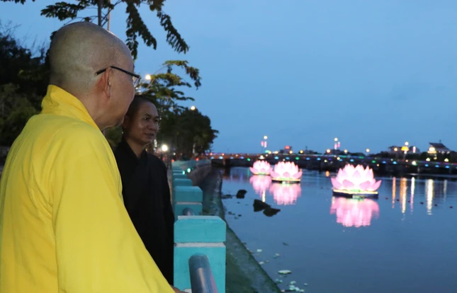 Hòa thượng Thích Minh Nhật kiểm tra thử nghiệm thắp sáng bảy đóa sen hồng