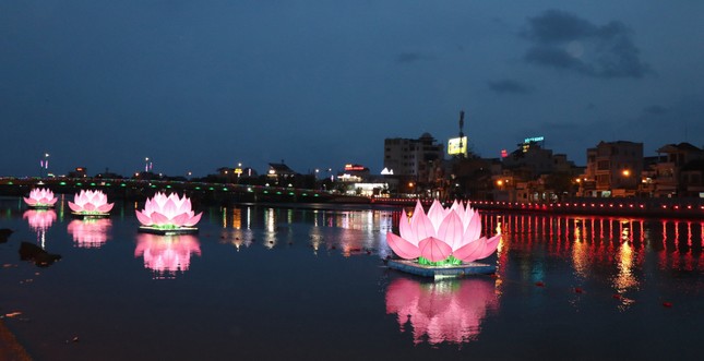 7 đóa sen hồng sẽ được thắp sáng tối mùng 8-4-Quý Mão kính mừng Phật đản Phật lịch 2567