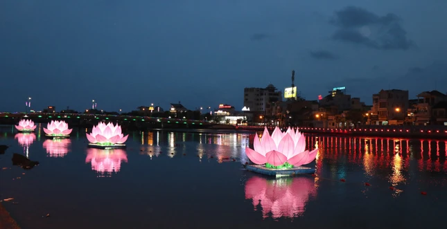 7 đóa sen hồng sẽ được thắp sáng tối mùng 8-4-Quý Mão kính mừng Phật đản Phật lịch 2567