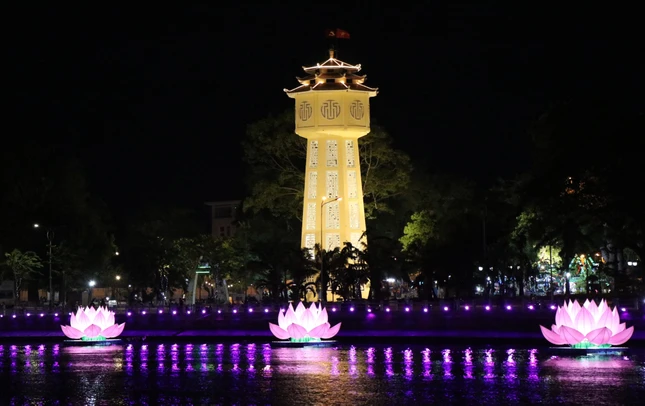 Lung linh sen hồng bên tháp nước Cà Ty (TP.Phan Thiết)