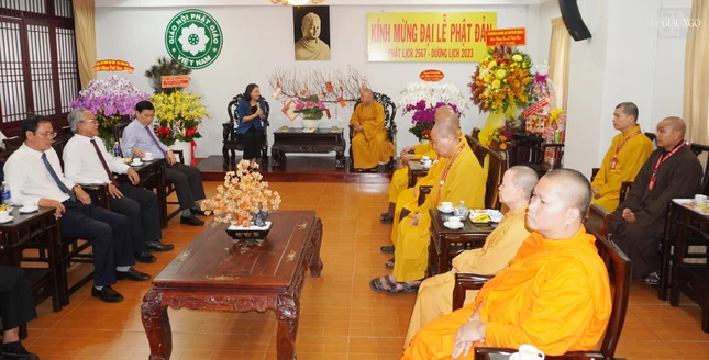 Bà Nguyễn Thị Thu Hà chúc mừng Phật đản