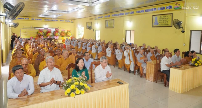 Đại diện chính quyền và Tăng Ni tham dự