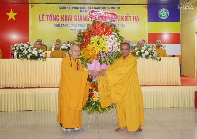 Thượng tọa Thích An Thường đón nhận lẵng hoa chúc mừng của Phật giáo TP.HCM