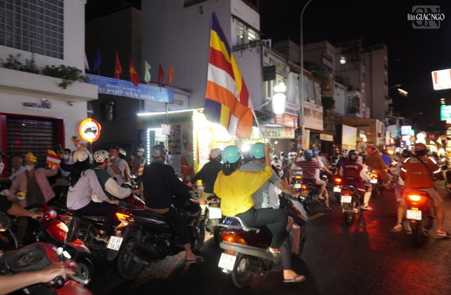 Chị Quỳnh Tiên (áo màu vàng) cùng hòa vào dòng người diễu hành