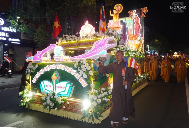 Thượng tọa Thích Tịnh Tâm bên xe hoa của Ban Giáo dục Phật giáo thành phố