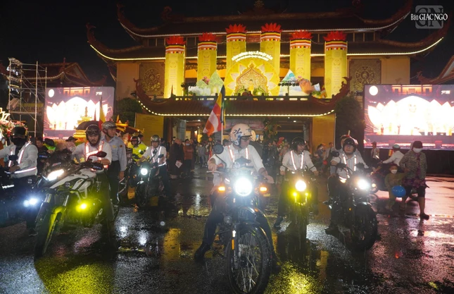 Đông Nghi và các thành viên trong nhóm mô-tô dẫn đoàn