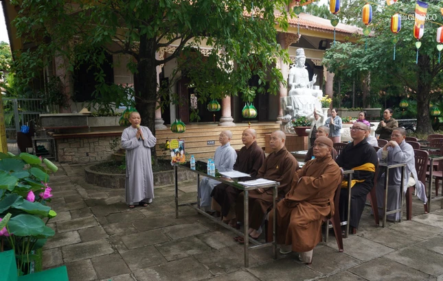 Thượng tọa Thích Quang Thạnh cùng thành viên đoàn 3 nghe thuyết trình lễ đài Phật giáo Q.12 tại chùa Vĩnh Phước