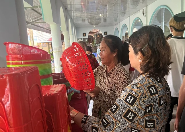 Bà con đi chợ 0 đồng chùa Phước An tổ chức