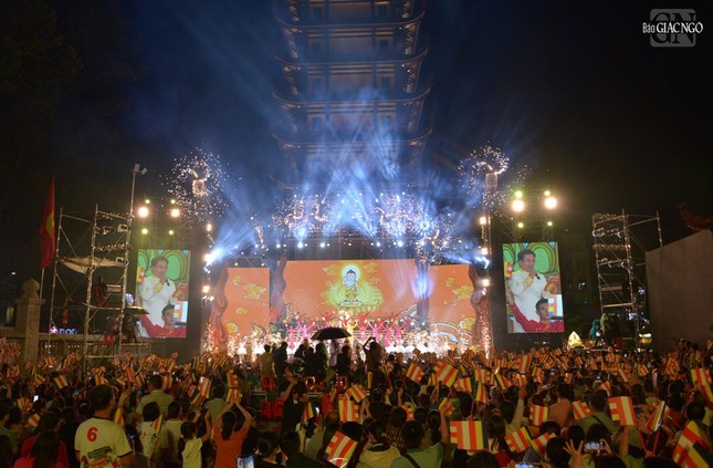 Đại cảnh Thích Ca Mâu Ni do ca sĩ Hùng Thanh và Lê Viết Thu cùng với vũ đoàn Rex đã mở ra một đêm thiêng liêng