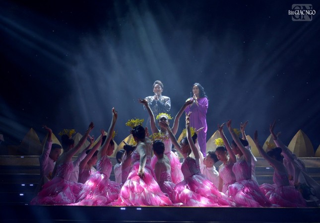 NSƯT Thanh Lam và ca sĩ Tùng Dương biểu diễn "Ngọc Đài Sen", một sáng tác của nhạc sĩ Huy Tuấn