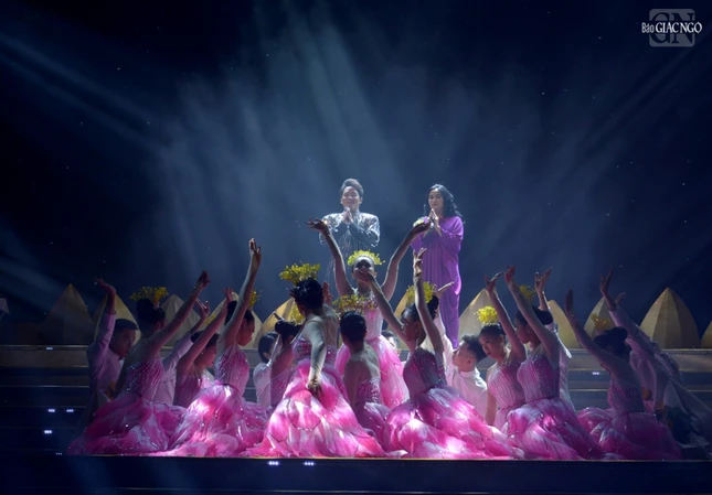 NSƯT Thanh Lam và ca sĩ Tùng Dương biểu diễn "Ngọc Đài Sen", một sáng tác của nhạc sĩ Huy Tuấn