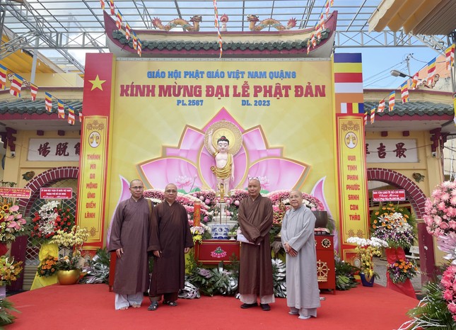 Đoàn 4 do Ni trưởng Thích nữ Từ Nhẫn làm trưởng đoàn cùng các thành viên tại lễ đài Phật giáo Q.8 - chùa Long Hoa - Ảnh: SC.Hòa